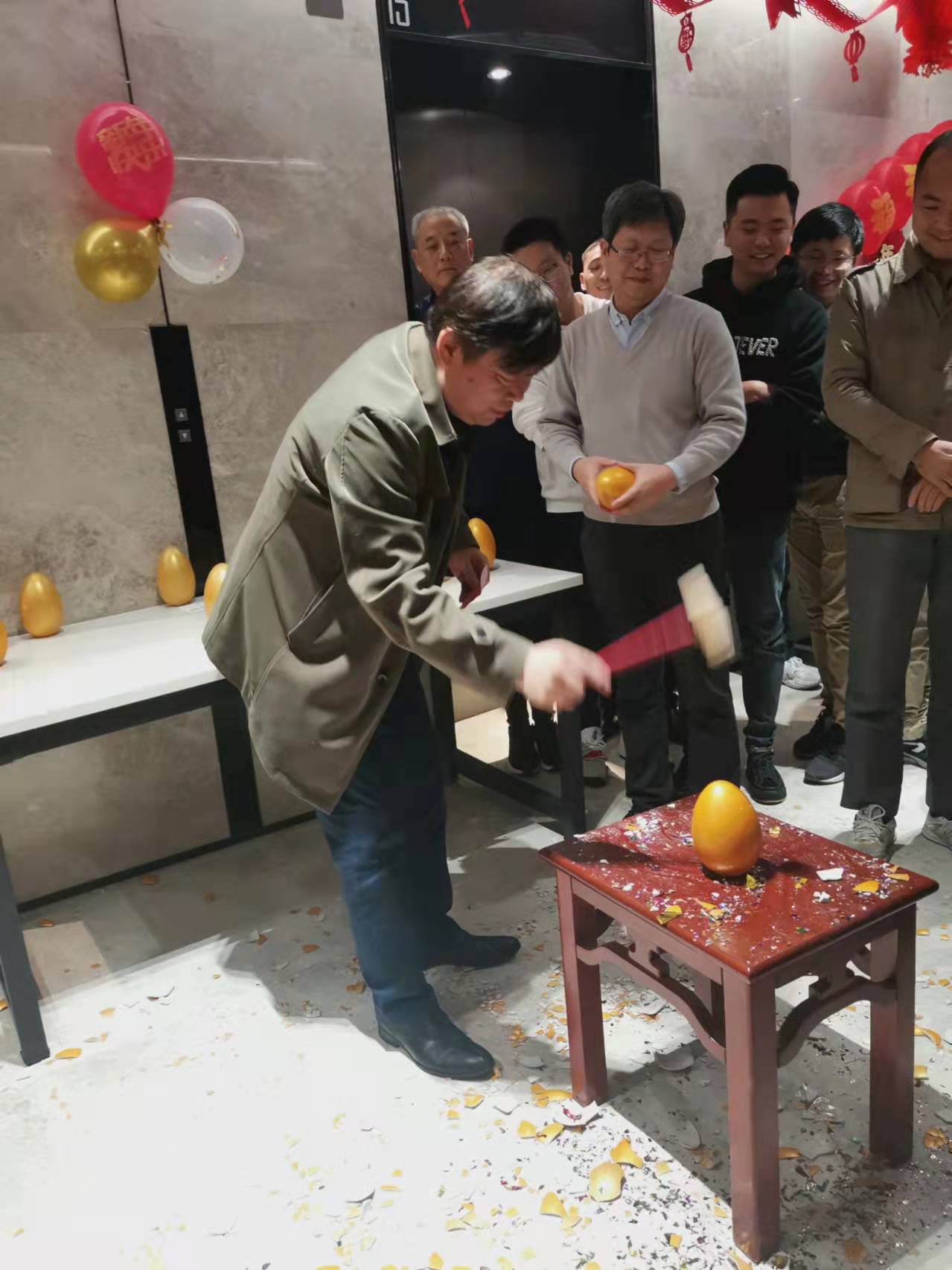 砸金蛋.jpg 砸金蛋.jpg