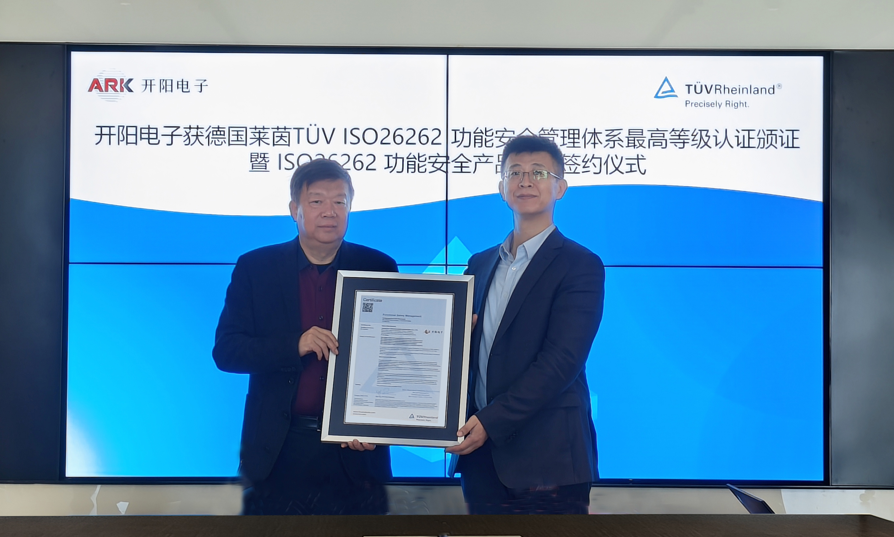 頒證.jpg 頒證.jpg